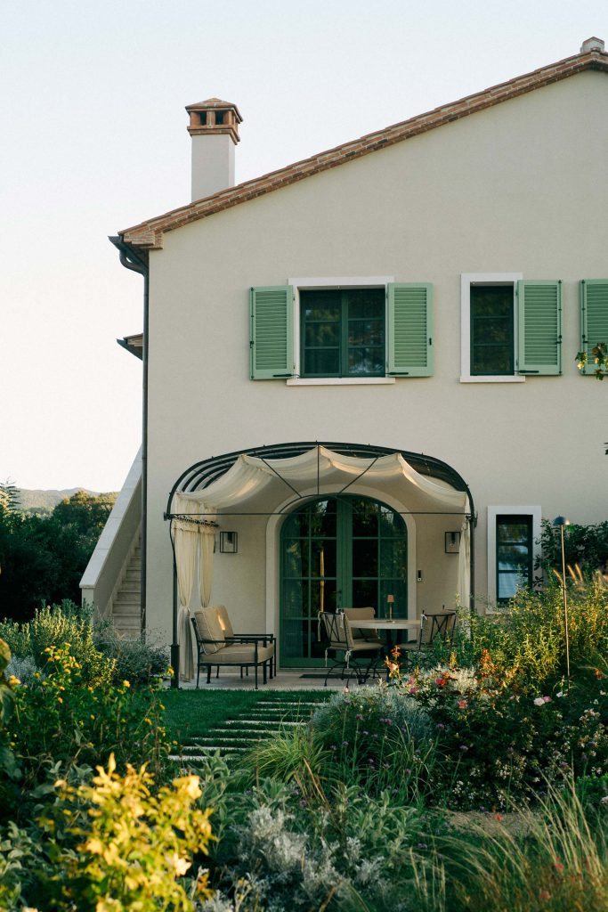Facciata del casale con patio dell'appartamento Grecale a Terre dei Ghelfi