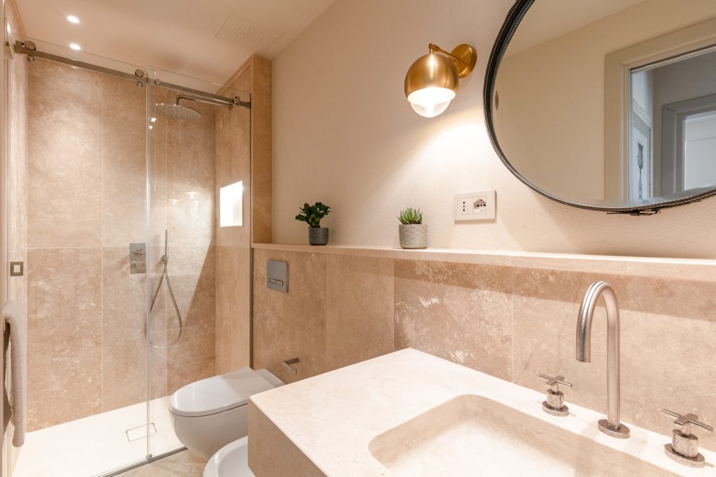 Bagno dell'appartamento Grecale a Terre dei Ghelfi