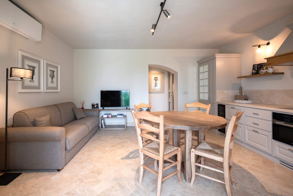Salotto e cucina dell'appartamento Grecale a Terre dei Ghelfi