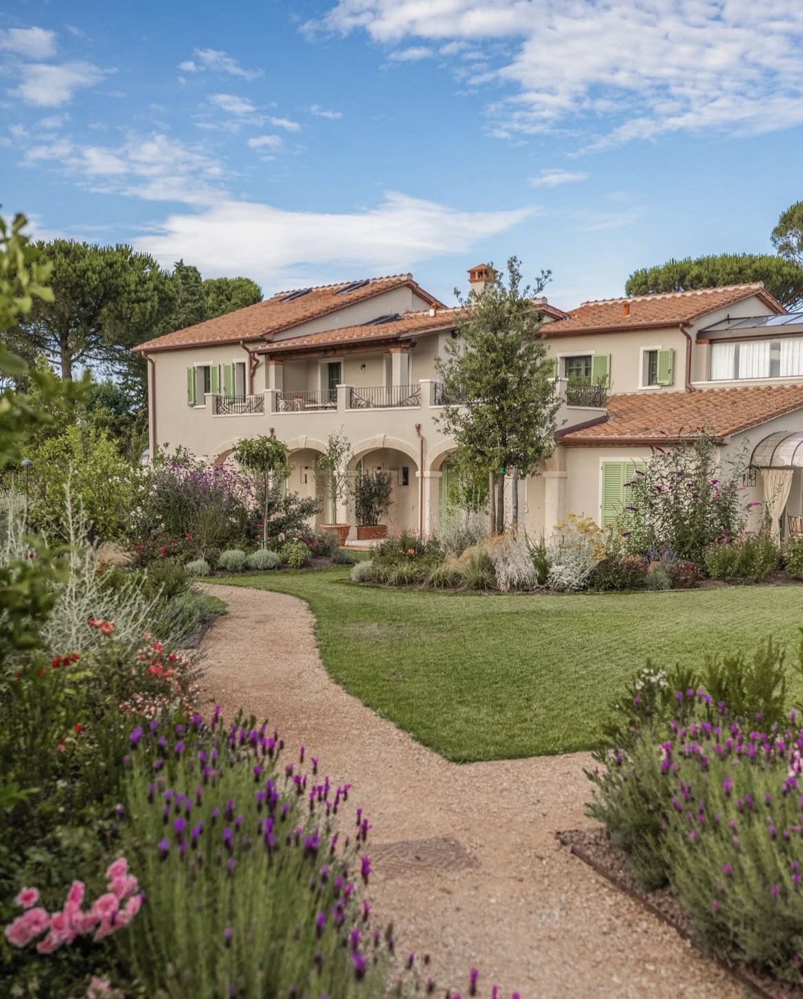 Post Instagram del casale dell'agriturismo toscano Bolgheri Terre dei Ghelfi: ampio casale con vialetto d'ingresso