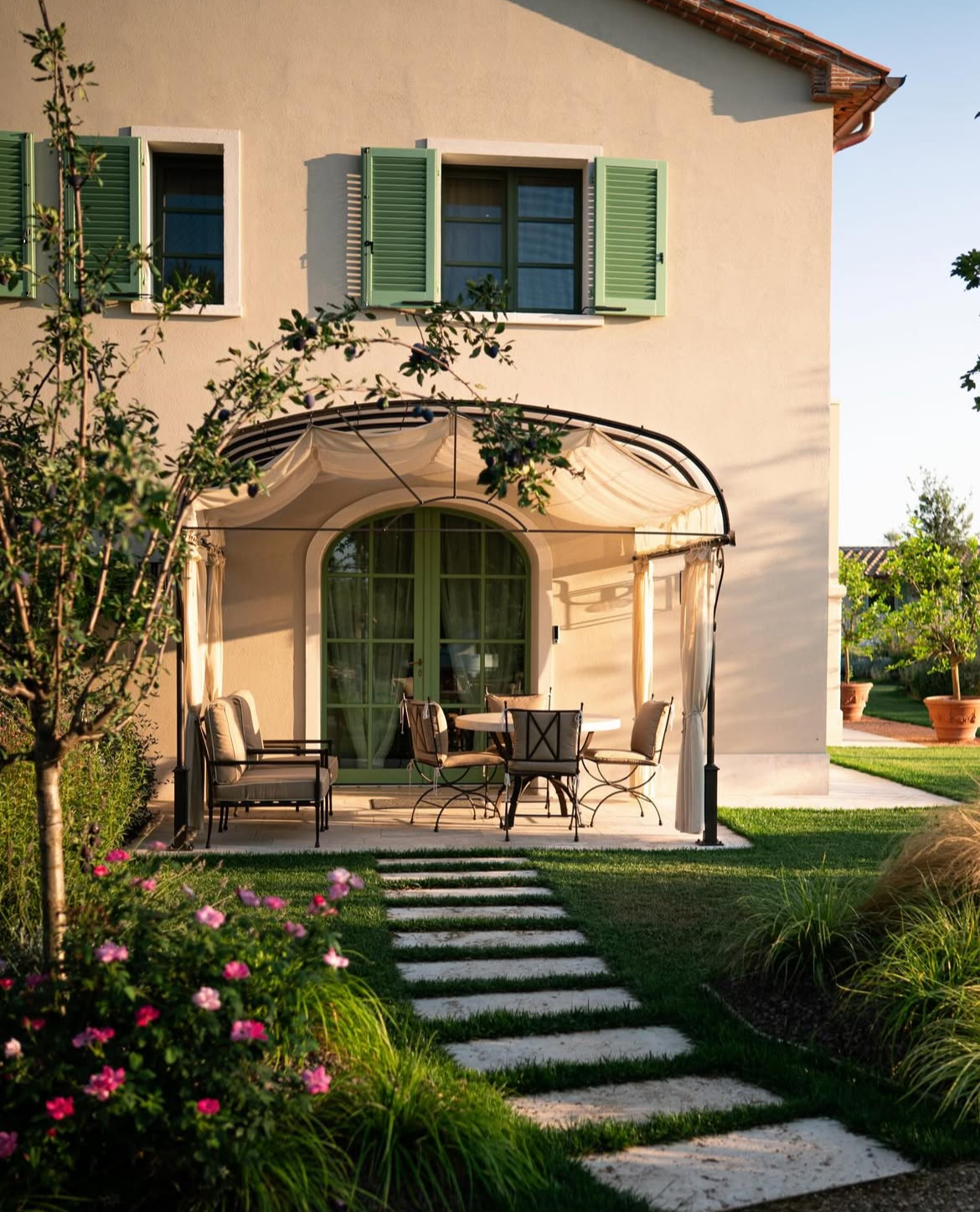 Post Instagram del patio dell'appartamento Tramontana dell'agriturismo bolgheri toscano Terre dei Ghelfi: ampia entrata in primo piano, sullo sfondo l'appartamento con giardino circostante