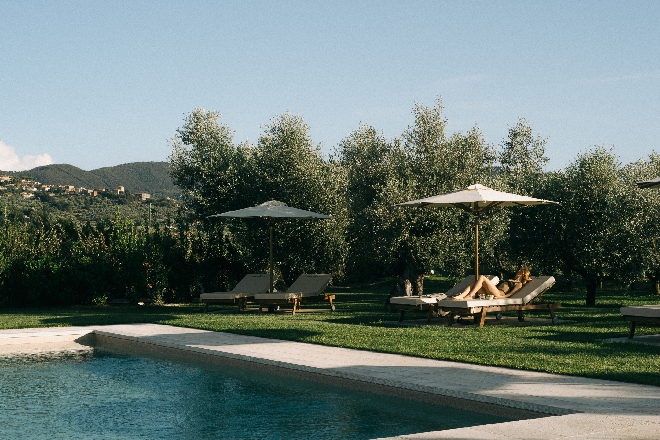 Agriturismo a Bolgheri con piscina: piscina e postazioni bordo piscina