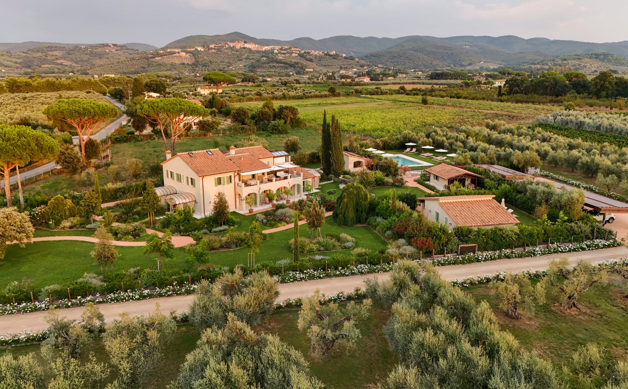 Il casale di Terre dei Ghelfi con la campagna circostante